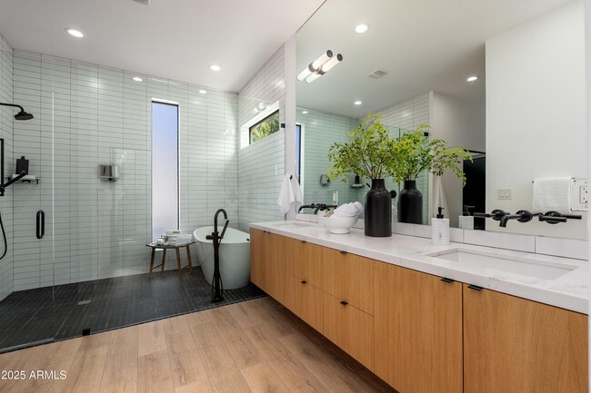 Building Photo - 4421 E Earll Dr