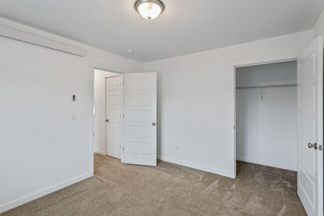 Building Photo - 3 Bed 2.5 Bath - Townhome - Hillcrest - NAS Whidbey