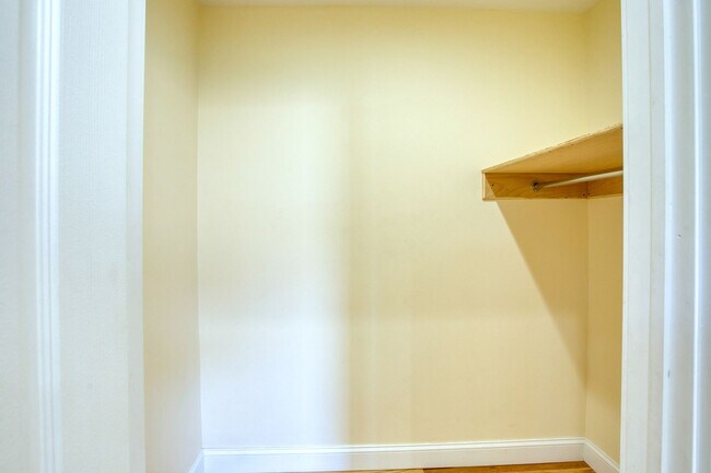 Building Photo - Updated 3 bedroom 1st floor apartment in Waterbury