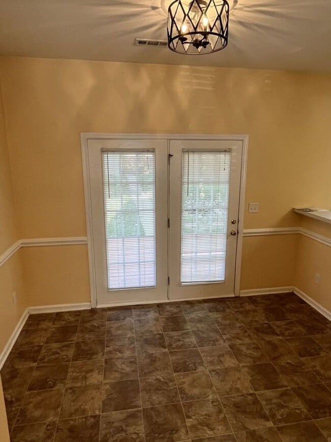 Building Photo - 3 Bedroom Corner Lot home with Great Backy...