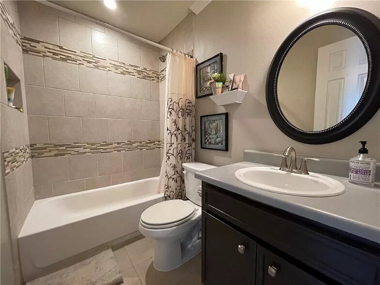 Building Photo - 605 Luther Dr