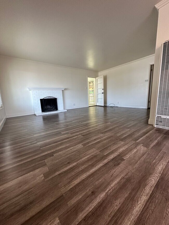 Building Photo - Charming & Cheery 3-Bedroom 2bathroom home...