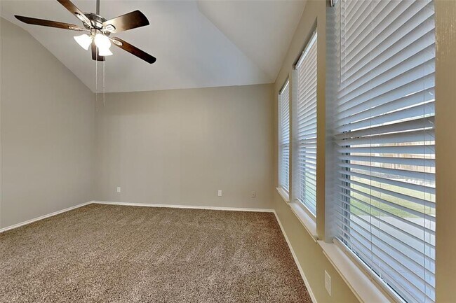 Building Photo - 26953 Kings Crescent Dr