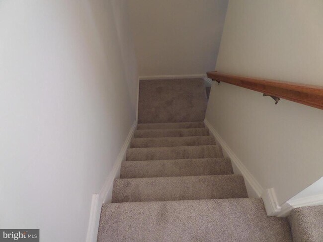 Building Photo - 836 Linfield Terrace NE