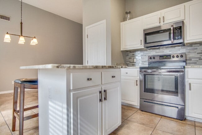 Building Photo - Available now – 3BR/2BA Patio Home with Fi...