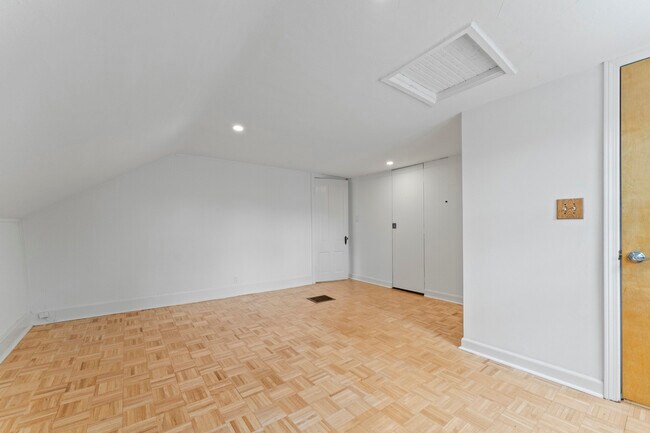 Building Photo - 314 Custer Ave