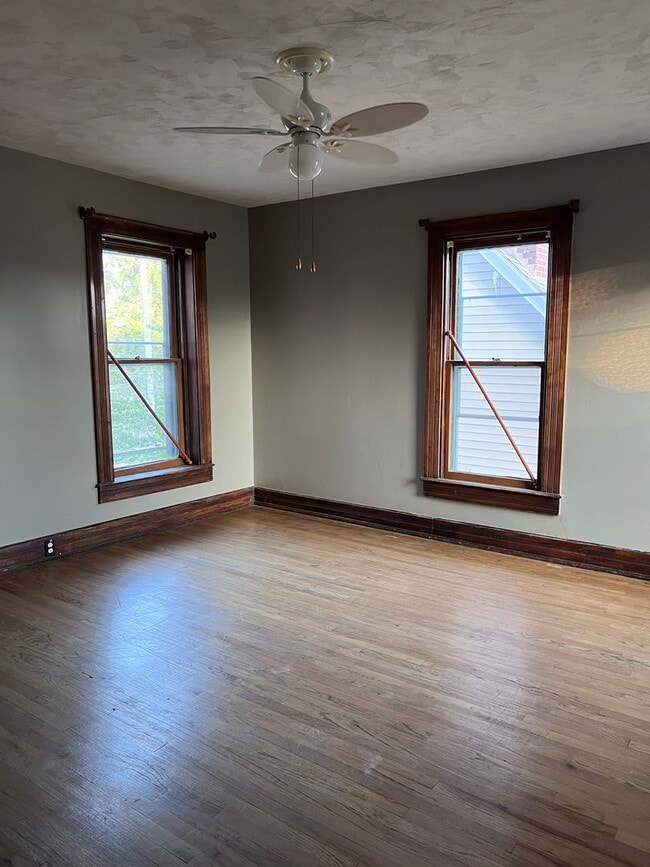 Building Photo - 3 Bedroom 2 Bathroom