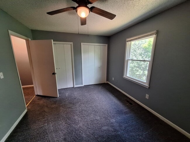 Building Photo - 323 Emerald Dr