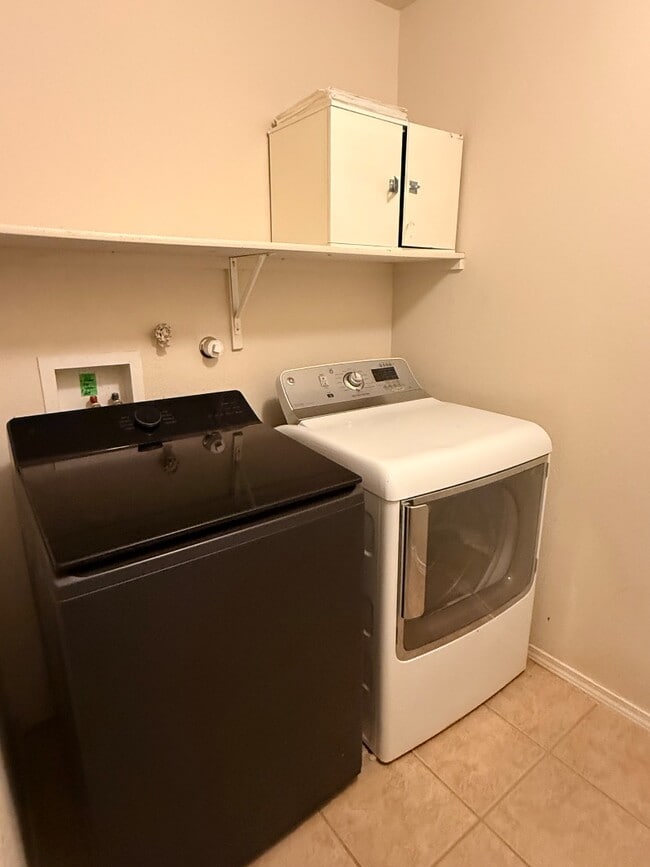 Building Photo - 2103 N Ensenada Cir SE