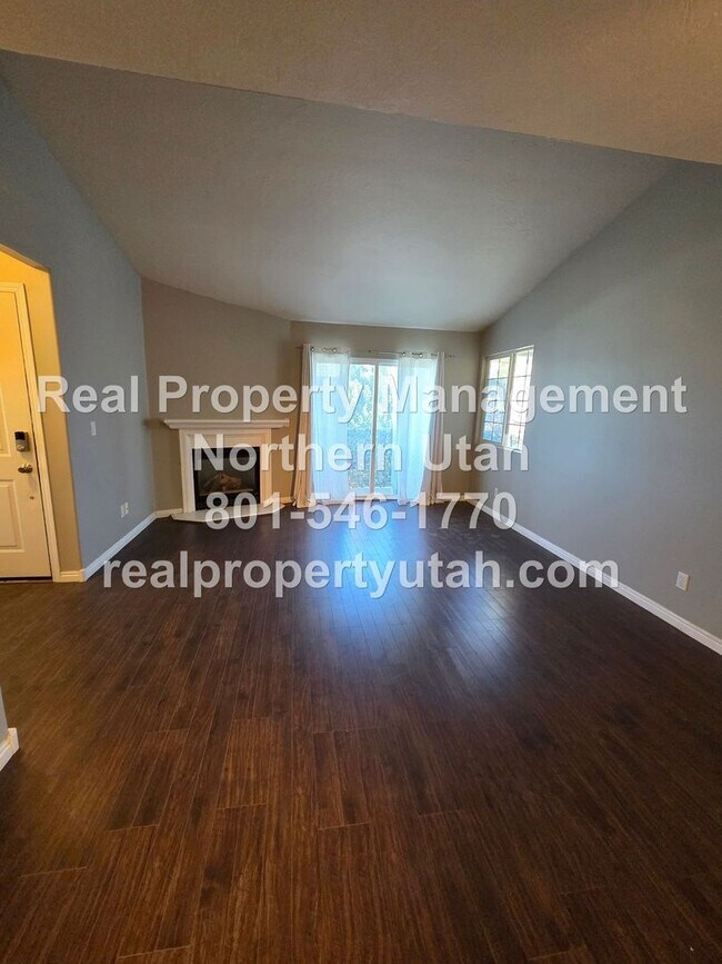 Building Photo - Top Floor 2 Bed 2 Bath Clearfield Condo Available!