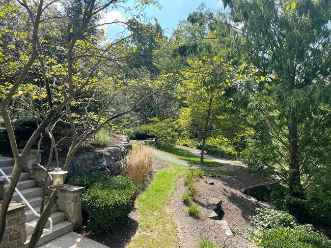 Building Photo - Luxury 4 Bedroom, 3.5 Bath End Unit Townho...
