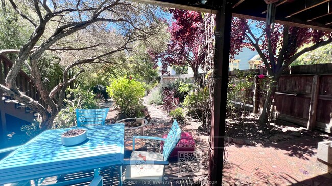 Building Photo - Garden oasis 2 bedroom with wrap around ya...