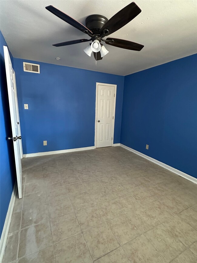 Building Photo - 516 Holiday Dr