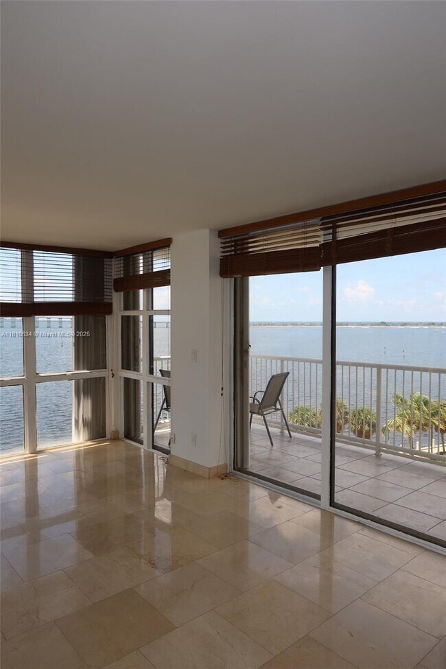 Building Photo - 1440 Brickell Bay Dr