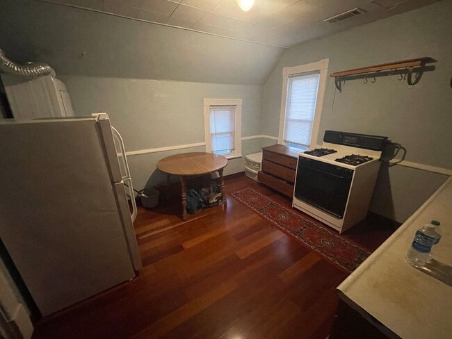 Building Photo - NE Minneapolis 2 Br / 1 Ba Upper Level Dup...