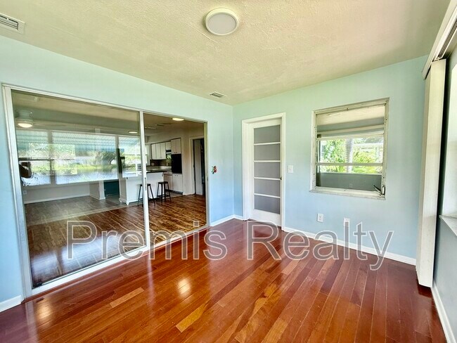 Building Photo - 1229 Lazy Lake Rd W