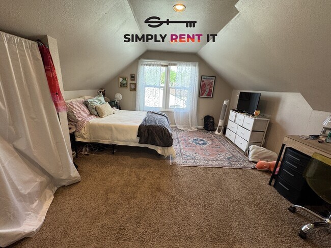 Building Photo - 6 Bedroom House on Campus Available Now