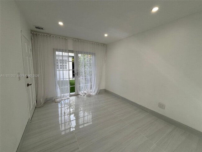 Building Photo - 725 91st St