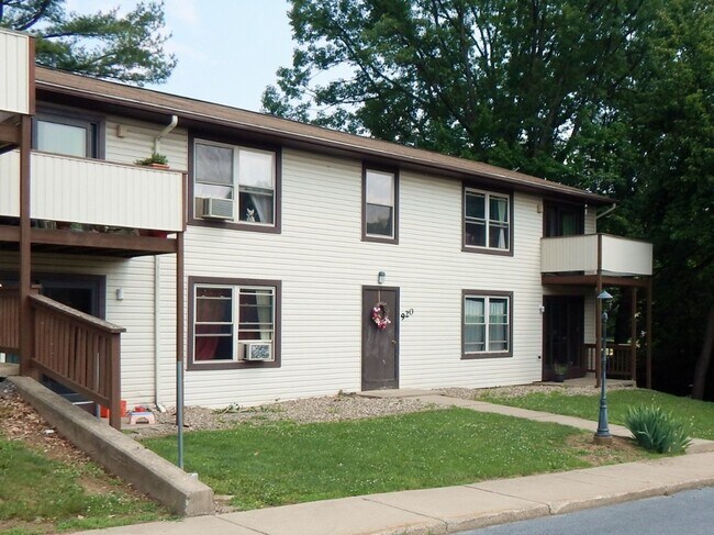 Building Photo - 2 Bedroom, 1 Bathroom Apartment