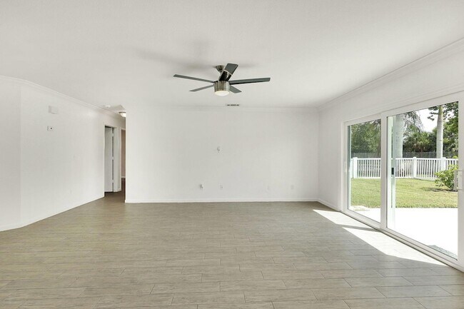 Building Photo - 1612 SE Cascella Ct