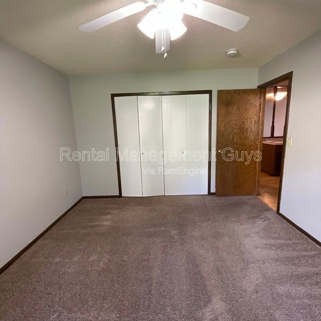 Building Photo - 8693 Maplebrook Pkwy N