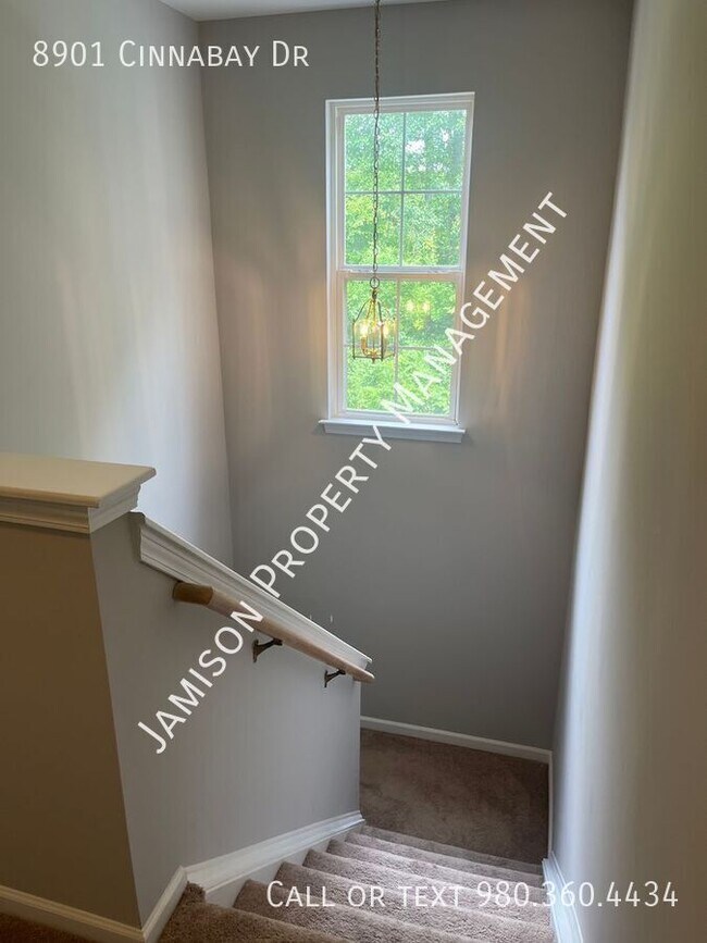 Building Photo - 8901 Cinnabay Dr