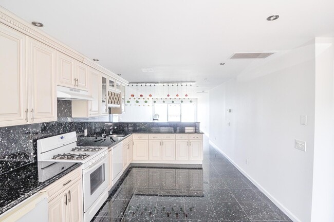 Building Photo - 806 Bluffs Dr N