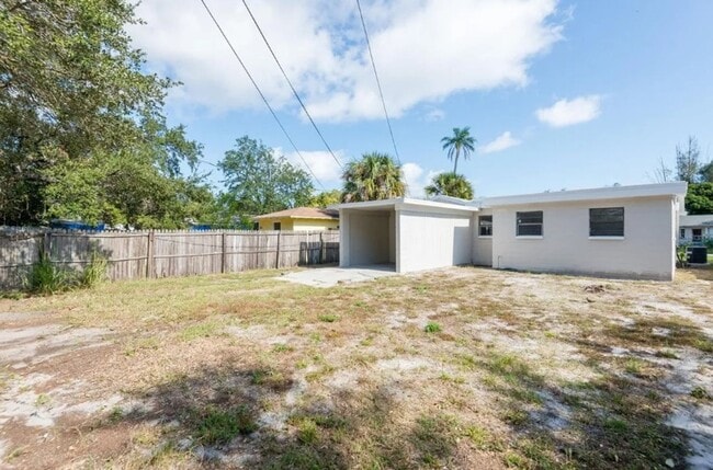 Building Photo - Housing Voucher Accepted: Charming 3-Bedro...