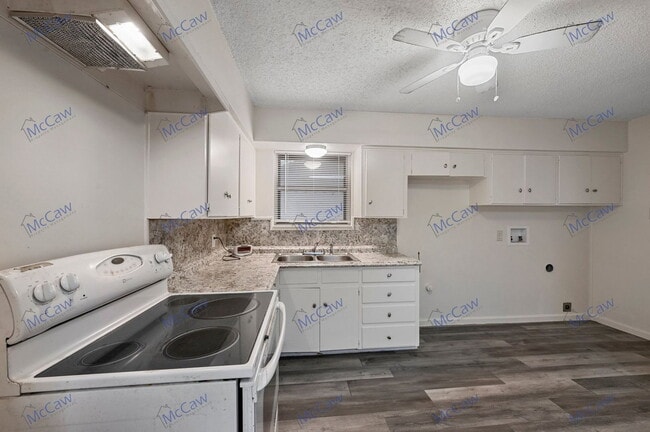 Building Photo - 3532 Hilton Dr