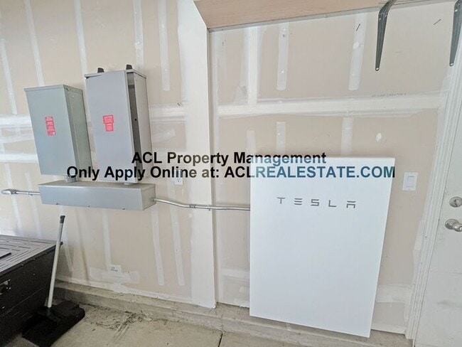 Building Photo - Spacious 5 Bedroom Brentwood Home With Solar Tesla Powerwall And Prime Walkable Location