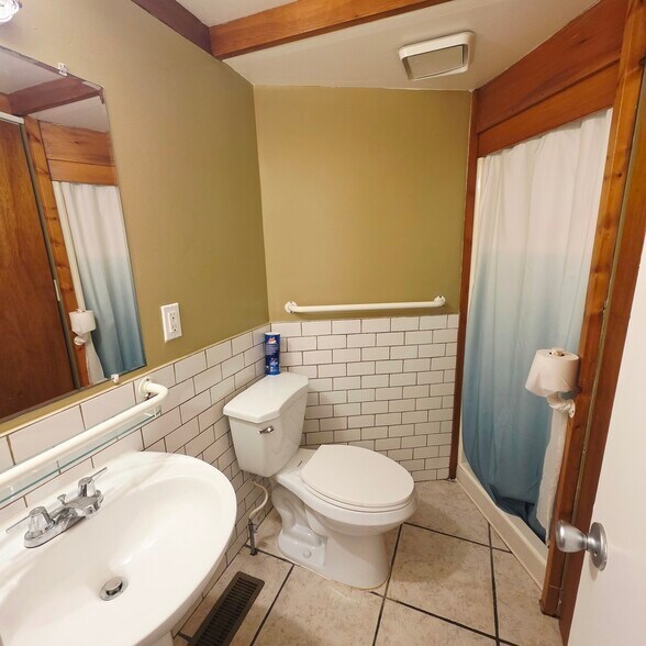 Building Photo - 322 W George St