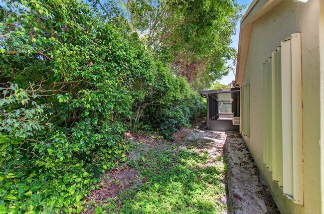 Building Photo - 2925 Riviera Dr
