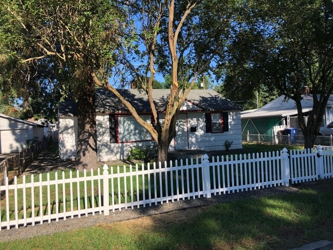 Building Photo - Clean & cozy 2 bedroom 1 bath Rancher comi...