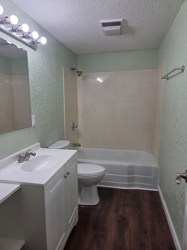 Building Photo - 2 Bedroom / 1 Bath bonus room, large living kitchen/dining room combo duplex