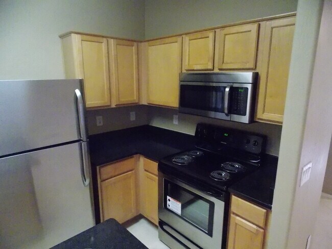 Building Photo - Recently Remodeled 3 bed/2.5 Bath