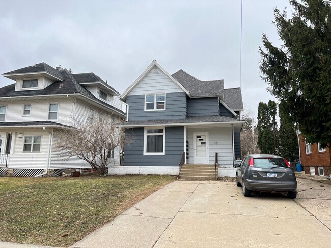 Building Photo - Spacious 1 Bed, 1 Bath Apartment Close to ...