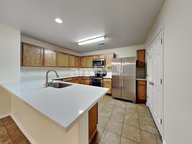 Building Photo - 1033 S Deerfield Ln