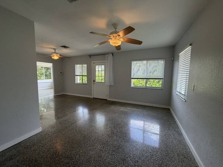 Building Photo - 2 Bed/2 Bath