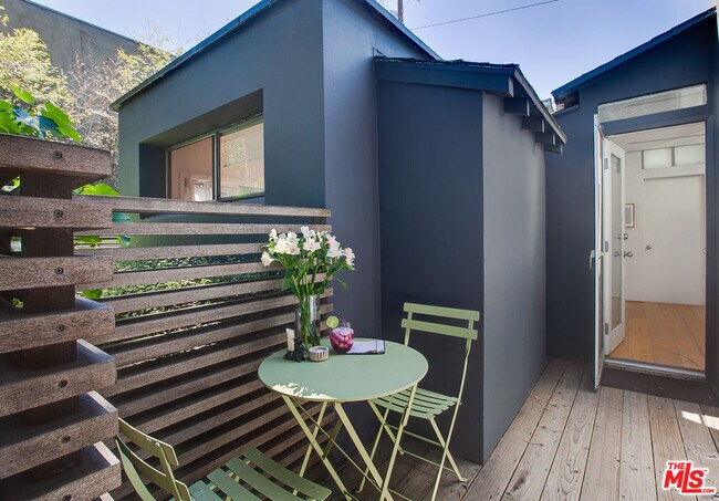 Building Photo - 757 1/2-757 1/2 Milwood Ave