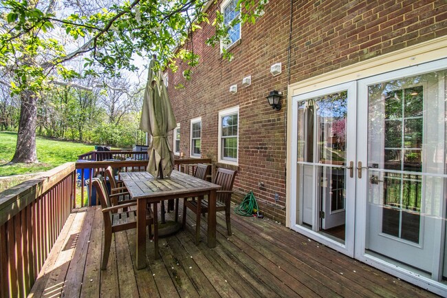 Building Photo - Fabulous Townhouse in Kenwood Forest II - ...