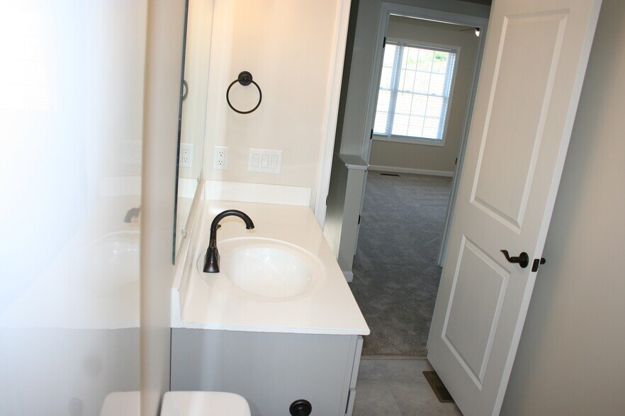 full bathroom upstairs - 2720 Dorval Rd