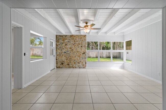 Building Photo - Beautifully maintained 2-bed/2-bath single-family residence is available for rent in one of West ...