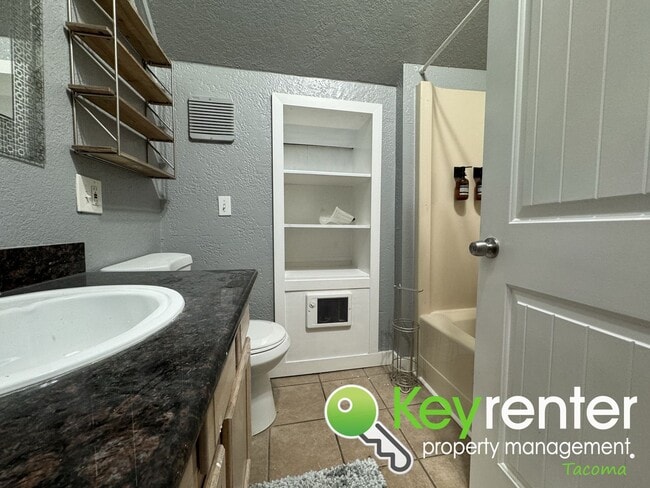 Building Photo - Captivating Multi-level 4Bed/2Bath Tacoma ...
