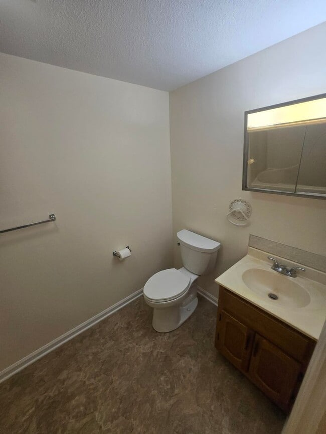 Building Photo - **Charming 3-Bed, 2-Bath Duplex Apartment ...