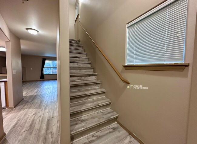 Building Photo - 915 SW Kimball Dr