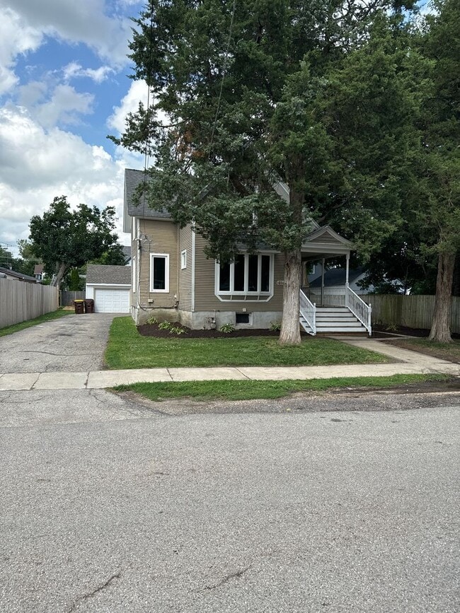 Primary Photo - 615 Kishwaukee St