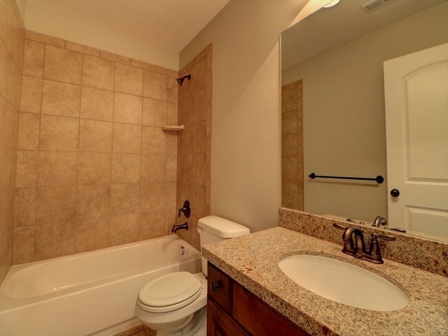 Building Photo - End unit town home