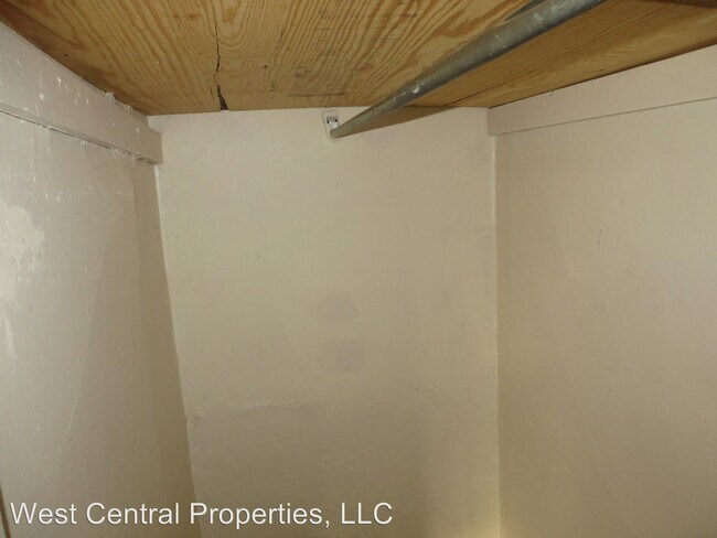 Building Photo - 710 W Packard Ave