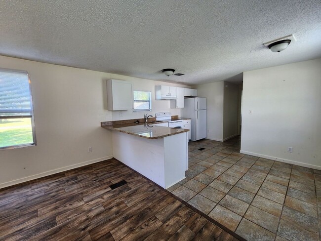 Building Photo - Available Now! 124 Littleton-Midway Park