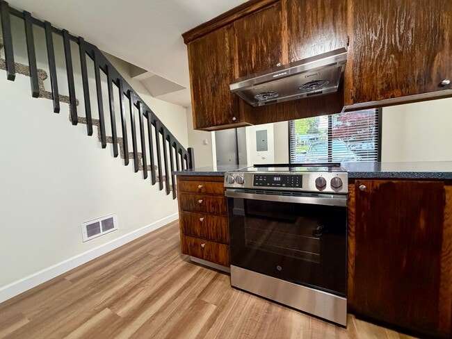 Building Photo - **$1000 DEPOSIT + FREE FIRST MONTH'S RENT** Spacious Townhouse in the Heart of Garden Home~ New L...
